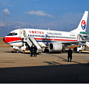 广州白云机场托运航空快运业稳步发展的原因是什么？
